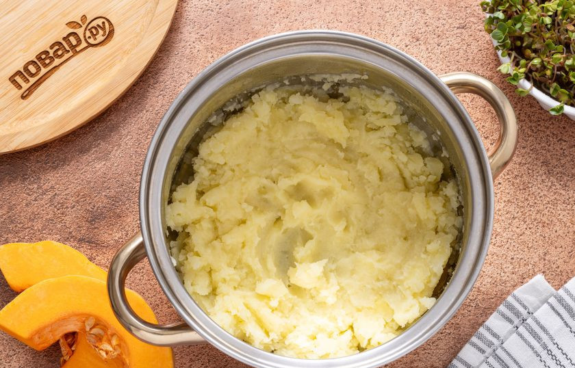 1. Этап. Пюре из тыквы и картофеля на кокосовых сливках: После слейте воду с картофеля и разомните толкушкой или вилкой.