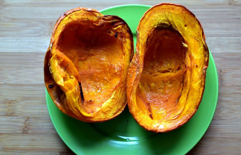 1. Этап. Тыквенный хумус с пряными семечками: Запеките тыкву. Если тыква невелика, удобнее всего запечь ее половинками, убрав семечки и волокна, и смазав слегка растительным маслом. Запекать следует до мягкости и легкого подрумянивания. Остудите и снимите тонкую кожицу.