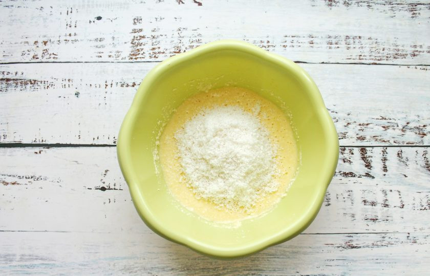 1. Этап. Творожная запеканка Баунти: Всыпьте в миску кокосовую стружку и перемешайте.