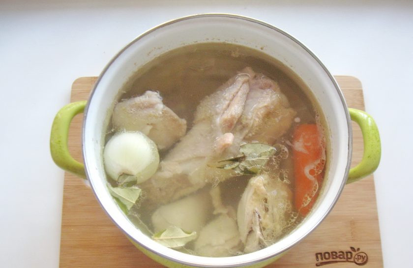 1. Этап. Холодец Новогодний поросенок: Доведите содержимое кастрюли до кипения, огонь убавьте и снимите пену. Варите холодец на самом минимальном огне, чтобы бульон буквально чуть булькал. В этом случае он получится прозрачным. Через два часа кипения добавьте очищенный лук и морковь, лавровый лист.