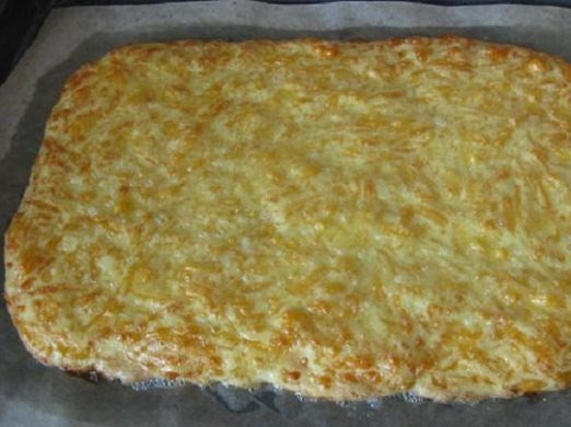 1. Этап. Сырный рулет с фаршем: Сырный корж достаем из духовки. Он должен немного остыть, чтобы вы смогли его без проблем отделить от пергамента. Но он не должен быть вообще холодным, т.к. при скручивании он начнет ломаться.