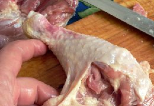 1. Этап. Рулет из куриных окорочков: 1. Окорочка разморозим, промоем и обсушим. Делаем продольный разрез, аккуратно вырезаем кости.