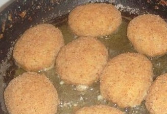 1. Этап. Котлеты Полтавские: 6. Панированные котлеты с обеих сторон обжариваем на растительном масле до готовности.