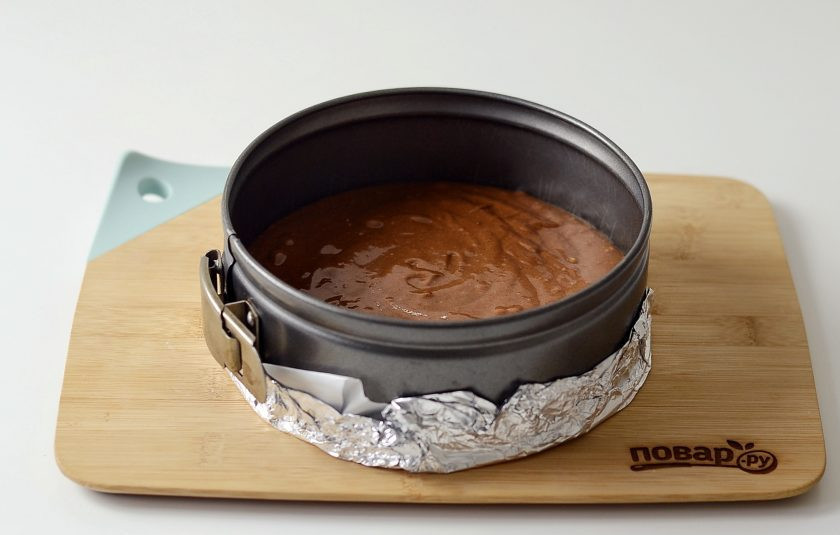 1. Этап. Торт на кокосовом молоке: Перелейте получившуюся смесь в кольцо для выпечки. Выпекайте бисквит 35-40 минут до сухой шпажки.