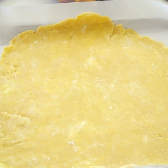 1. Этап. Пирог с черникой и персиками по-деревенски: Выкладываем тесто на противень, застланный пергаментом.