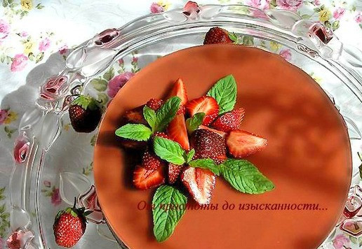 1. Этап. Торт Два шоколада и лесные ягоды: Украсьте свежей клубникой и мятой.