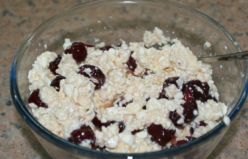 1. Этап. Творожная ватрушка из песочного теста: Творог смешайте с яйцами и вишней. Если вишня кислая, а творог несладкий, добавьте сахар по вкусу.