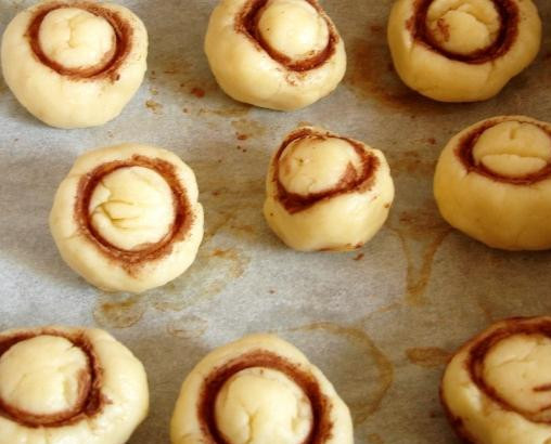 1. Этап. Печенье Грибочки: 4. Выложить грибочки на противень, выстеленный пергаментной бумагой, ножками вверх. Выпекать в духовке в течение 15-20 минут.