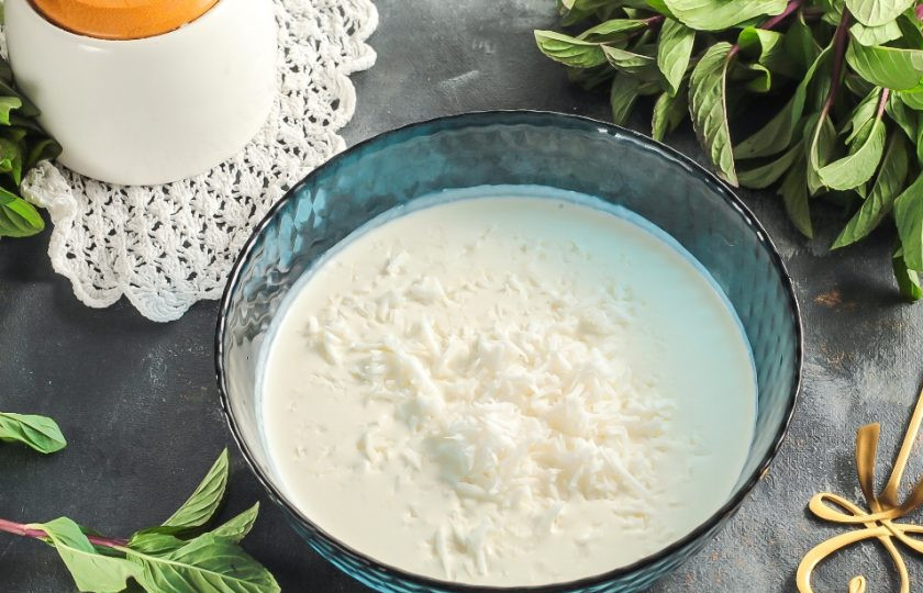 1. Этап. Сливочно-кокосовое мороженое: Всыпьте стружку в жидкие составляющие и тщательно перемешайте. Оставьте на 10 минут, чтобы вся масса пропиталась кокосовым ароматом и вкусом.