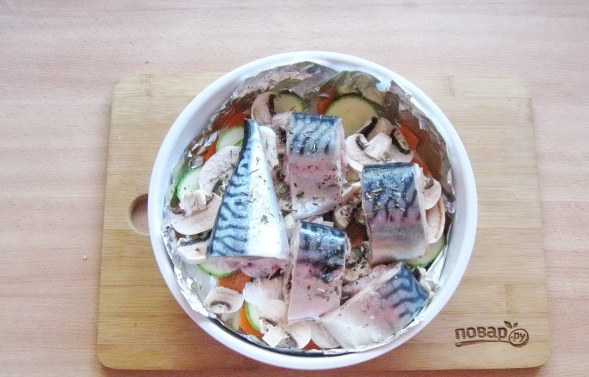 1. Этап. Скумбрия с овощами в пароварке: Скумбрию нарежьте и разложите поверх овощей. Посолите и добавьте базилик, полейте лимонным соком по вкусу.
