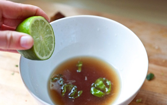 1. Этап. Простой салат из курицы: 7. И выжать сок лайма или лимона. Все тщательно перемешать.