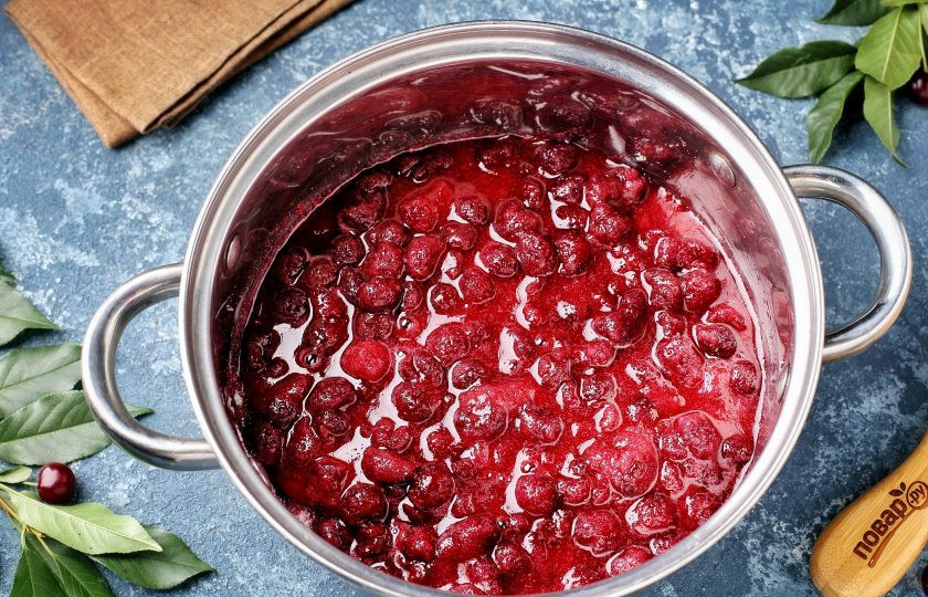 1. Этап. Варенье из вишни с орехами: Добавьте сахар и перемешайте.