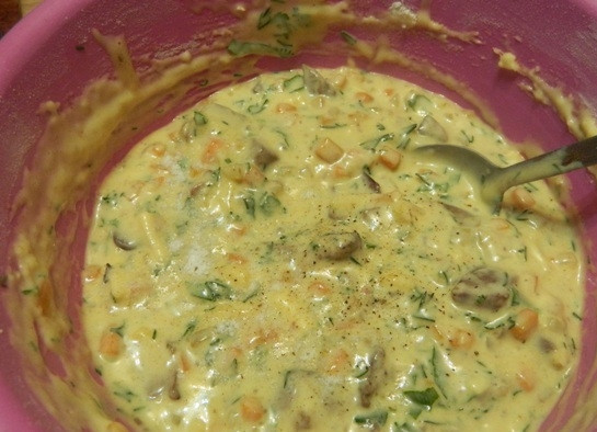 1. Этап. Нежный кекс с куриной печенью: 11. Перемешиваем и добавляем соль и перец( учитывая степень солености вашего сыра).