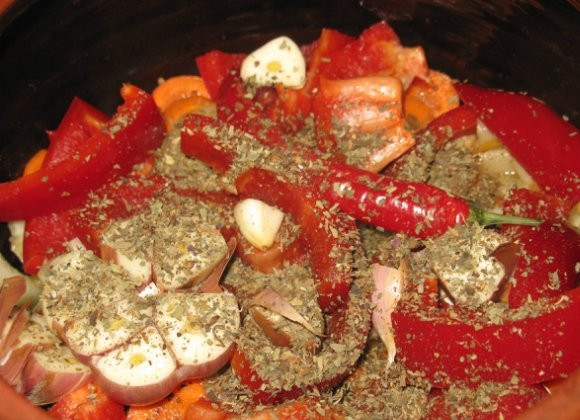 1. Этап. Тушеные утиные грудки: В горшочек, в котором будете тушить утку, выложите лук и морковку, поверх утку. Сверху утки перец сладки, острый, чеснок (головку можете разломать на зубчики, но чистить их лучше не надо). Добавьте специй:розмарин, тимьян, базилик.