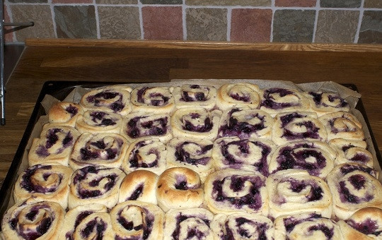 1. Этап. Булочки на живых дрожжах: 9. Выпекайте до румяности при температуре 200 градусов.