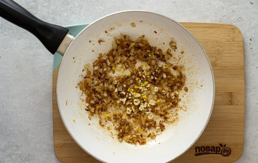 1. Этап. Индийские самосы с картошкой и горошком: Для начинки обжарите нарезанный на маленькими кубики репчатый лук до прозрачности. Добавьте молотые специи, мелко порубленный корень имбиря и чеснок. Жарьте все вместе 1 минуту.