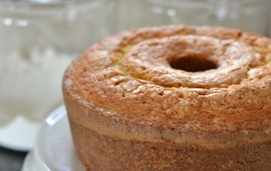 1. Этап. Сметанный корж: Выпекайте корж в течение 80 минут, до готовности. Готовому коржу дайте остыть в форме 10 минут, затем выложите его на решетку на столе до полного остывания.