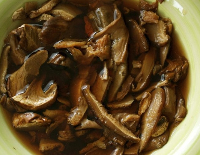 1. Этап. Блины с капустой и яйцом: 1. Грибы выложите в миску и залейте горячей водой, оставьте на 1 час. Два куриных яйца отварите и остудите.