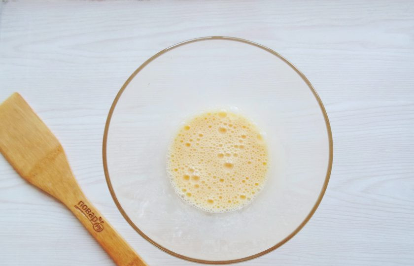 1. Этап. Творожная запеканка для детей: Взбейте яйца венчиком.