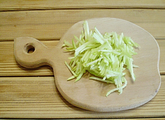 1. Этап. Овощной салат Здоровье: 4. Яблоки нарезать тонко соломкой.