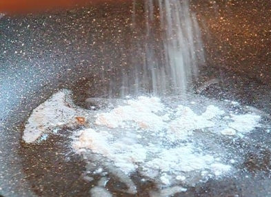 1. Этап. Сливочный суп со свининой: 5. Обжарьте лук, выложите его в отдельную посуду. К луку положите часть отваренного картофеля и морковки. 6. На сливочном масле поджарьте до золотистого оттенка муку. В сковородку с поджаренной мукой влейте сливок (150г). Перемешайте. Прогрейте до однородной консистенции.