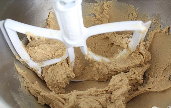 1. Этап. Печенье с овсяными хлопьями и шоколадом: 4. Добавить муку, соду и разрыхлитель. Взбить миксером на низкой скорости до получения однородной консистенции.