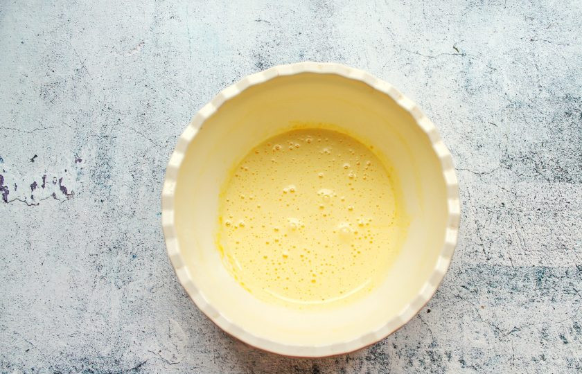 1. Этап. Мятные кексы: Яйца соедините с сахаром и щепоткой соли. Взбейте все в пышную, светлую массу.