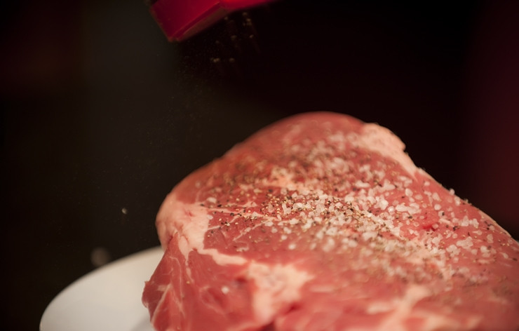 1. Этап. Говядина с овощами и картофелем: 1. Мясо посолите и поперчите. 