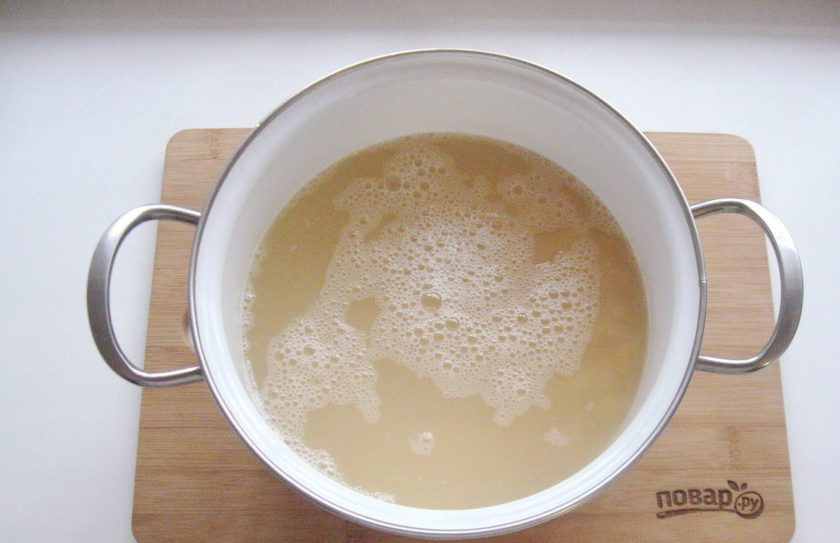 1. Этап. Гороховый суп с клецками: Выложите набухший горох в кастрюлю и залейте водой. Поставьте на плиту, доведите до кипения, снимая пену. Пены будет много, пока она есть, не накрывайте кастрюлю крышкой. После накройте и варите горох почти до готовности.