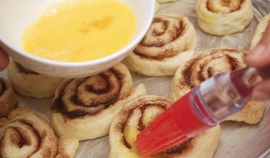 1. Этап. Улитки с корицей: 7. Для более румяной корочки смажьте верх взбитым яйцом.