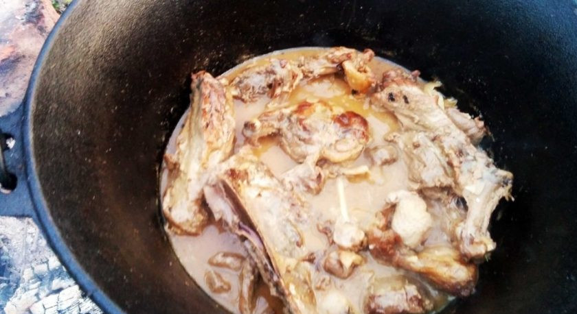 1. Этап. Гусь, тушенный кусочками с яблоками: 4. Возвращаю в кастрюлю все кусочки гуся, вливаю вино и варю 30-45 минут.