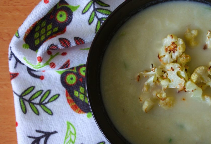 1. Этап. Суп из лука-порей и сельдерея: 7. Разлейте суп по тарелкам, украсьте обжаренной капустой и подавайте к столу.