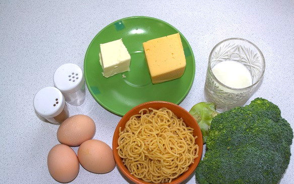 1. Этап. Запеканка из макарон с брокколи: Подготовьте ингредиенты. Макароны отправьте в кипящую подсоленную воду и проварите 3-4 минуты. В отдельную кастрюлю с кипящей водой отправьте брокколи на пару минут.