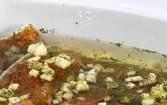 1. Этап. Рыба в рассоле: 5. В воде растворите соль (ее количество указано условно, ведь все зависит от ваших вкусовых предпочтений). Соедините с маслом и вылейте рассол в контейнер.