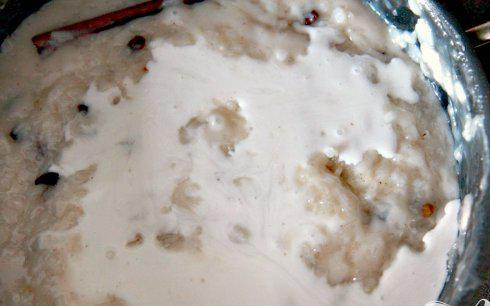 1. Этап. Рисовый десерт с изюмом: 6. Добавить 3/4 чашки кокосового молока и перемешать.