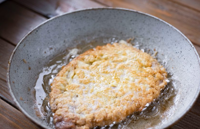 1. Этап. Отбивные с болгарским перцем: Разогрейте в сковороде растительное масло и обжарьте отбивные в кляре с двух сторон на среднем огне до золотистой корочки. Я жарила в двух сковородах одновременно.