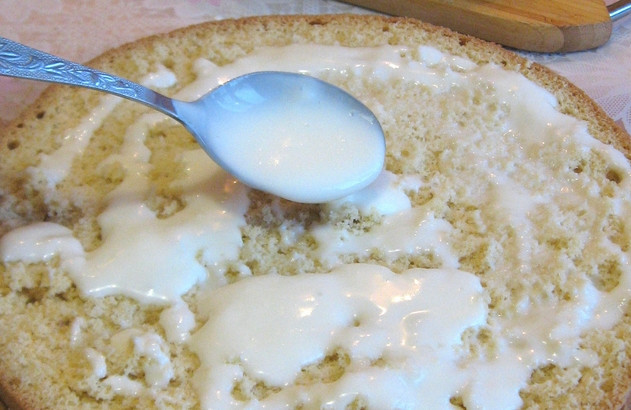 1. Этап. Самый быстрый бисквитный торт: Обильно смазываем обе части бисквита пропиткой. Оставляем на 15 минут.