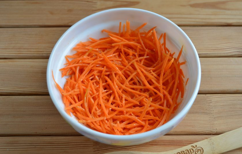 1. Этап. Морковь по-корейски (Корейская морковка): Заливаем горячим маслом морковку. Смешиваем.