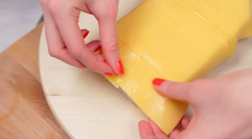 1. Этап. Сэндвич-торт Джейк из Время приключений: 5. Украсьте торт: на поверхность аккуратно выложите кусочки плавленого желтого сыра, закрепив их с помощью горячего воздуха (для этого воспользуйтесь феном).