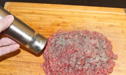 1. Этап. Бифштекс из фарша в духовке: Поперчить.