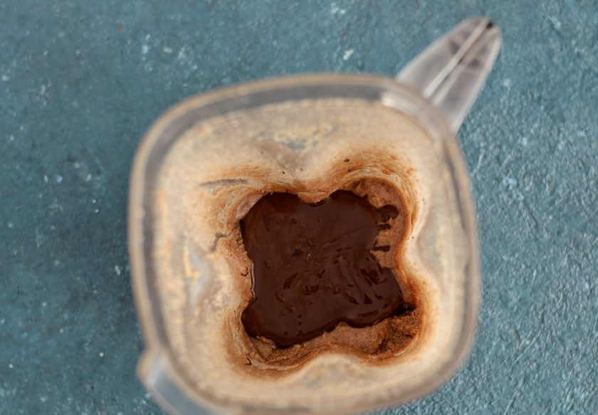 1. Этап. Полезная нутелла: Шоколад растопите на водяной бане. Добавьте шоколад и сироп агавы к пасте из фундука, измельчите до однородной консистенции.