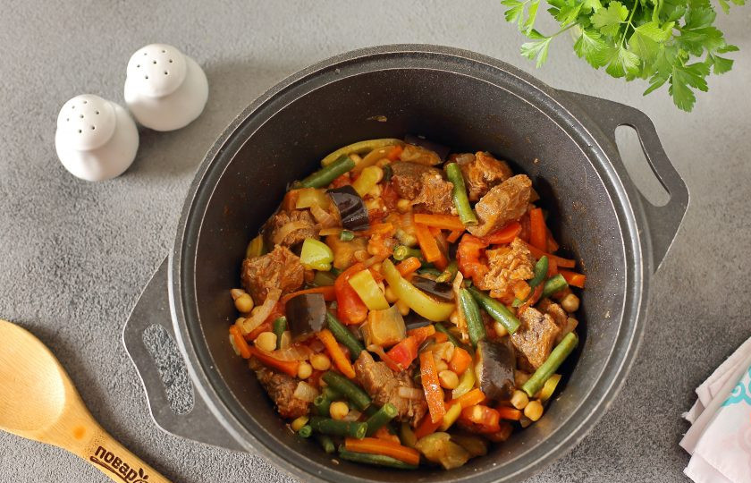 1. Этап. Лагман по-таджикски: Перемешайте и прогрейте все вместе пару минут.