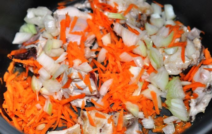 1. Этап. Горох с мясом в мультиварке: Кусочки мяса обжарьте в течение 10 минут в чаше мультиварки. Затем добавьте овощи и жарьте еще 10 минут.