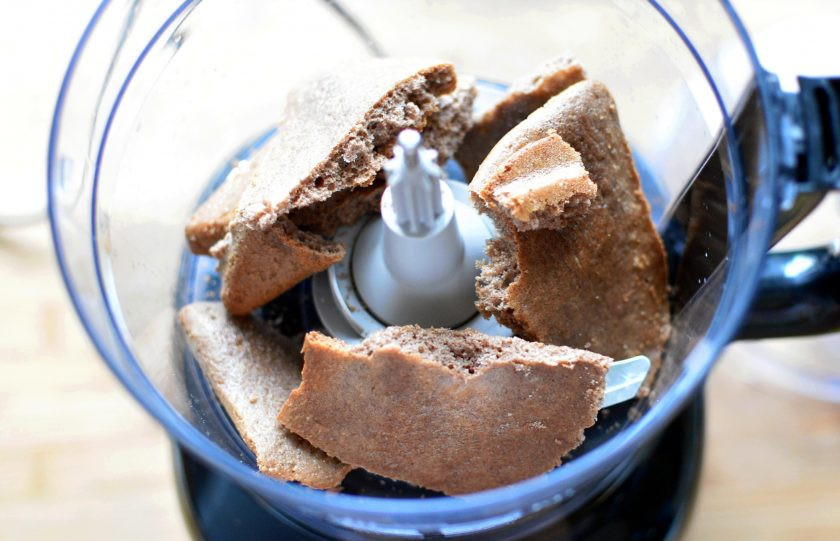 1. Этап. Тыквенный чизкейк без выпечки: В пульсовом режиме блендера измельчите имбирное овсяное печенье. Лучше, если оно будет немного черствым.