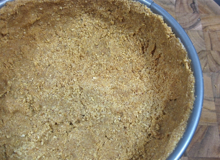 1. Этап. Ирландский чизкейк: Разложите полученную массу в форме для запекания так, чтобы она повторяла форму дна и стенок. Примните, чтобы не рассыпалась.