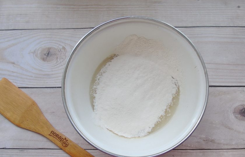 1. Этап. Пицца с ветчиной и грибами: Постепенно всыпьте просеянную муку.