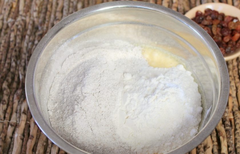 1. Этап. Печенье с изюмом из ржаной муки: Насыпаем 2 вида муки, добавляем гашенную соду и замешиваем тесто.