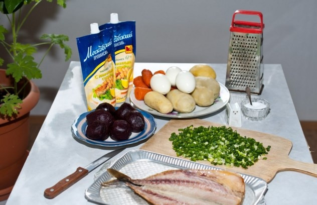 1. Этап. Салат из скумбрии холодного копчения: Подготовьте все ингредиенты. Отварите морковку, яйца, свеклу, картошку.