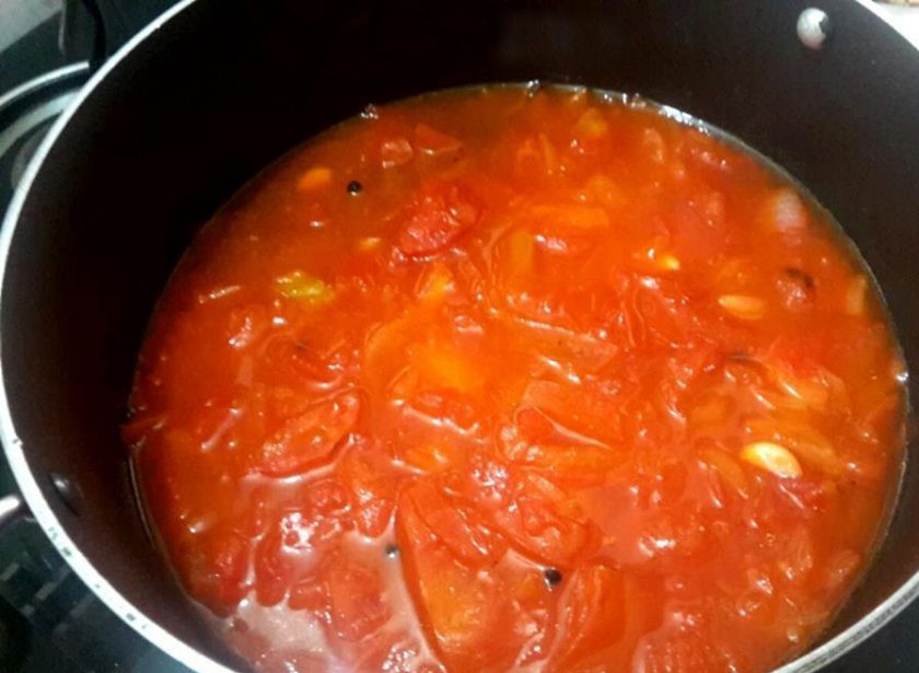 1. Этап. Крем-суп из свежих томатов: 3. Влейте воду в сковороду, тушите на среднем огне в течение 10 минут.