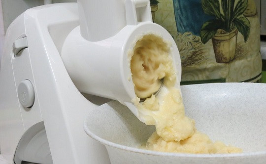 1. Этап. Драники с фаршем куриным: 3. Очистить картофель и измельчить. Чаще всего этот простой рецепт драников с фаршем куриным предполагает использование терки, однако если есть специальная насадка, подойдет и мясорубка.